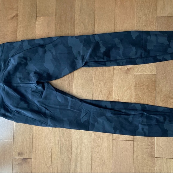 EUC Fast and Free Camo Lululemon Leggings size 4 - Picture 4 of 8